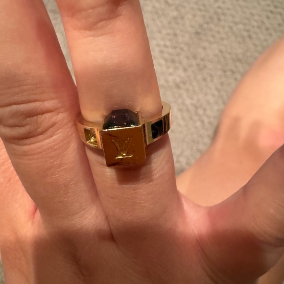 Size 7 Louis Vuitton ring with missing stone only worn twice - Picture 4 of 4